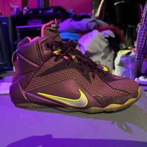 NIKE Lebron XII 12 Merlot Wine Raspberry Pink GS Sneakers 4Y 685181-600